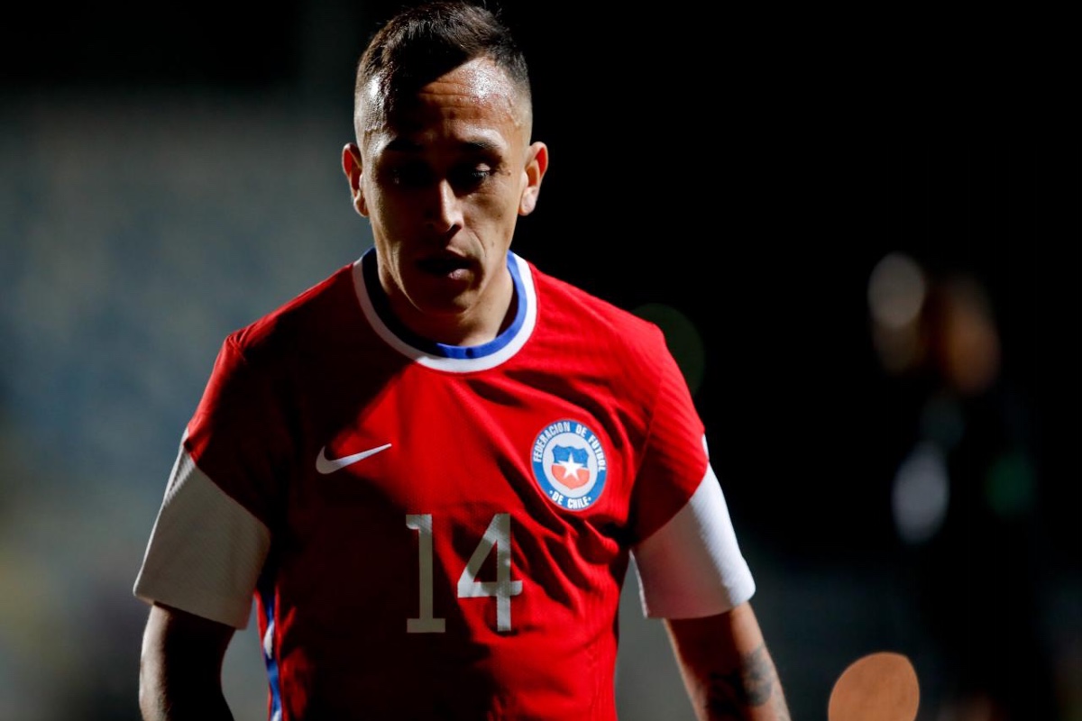 Fabián Orellana aparece con la camiseta roja de Chile