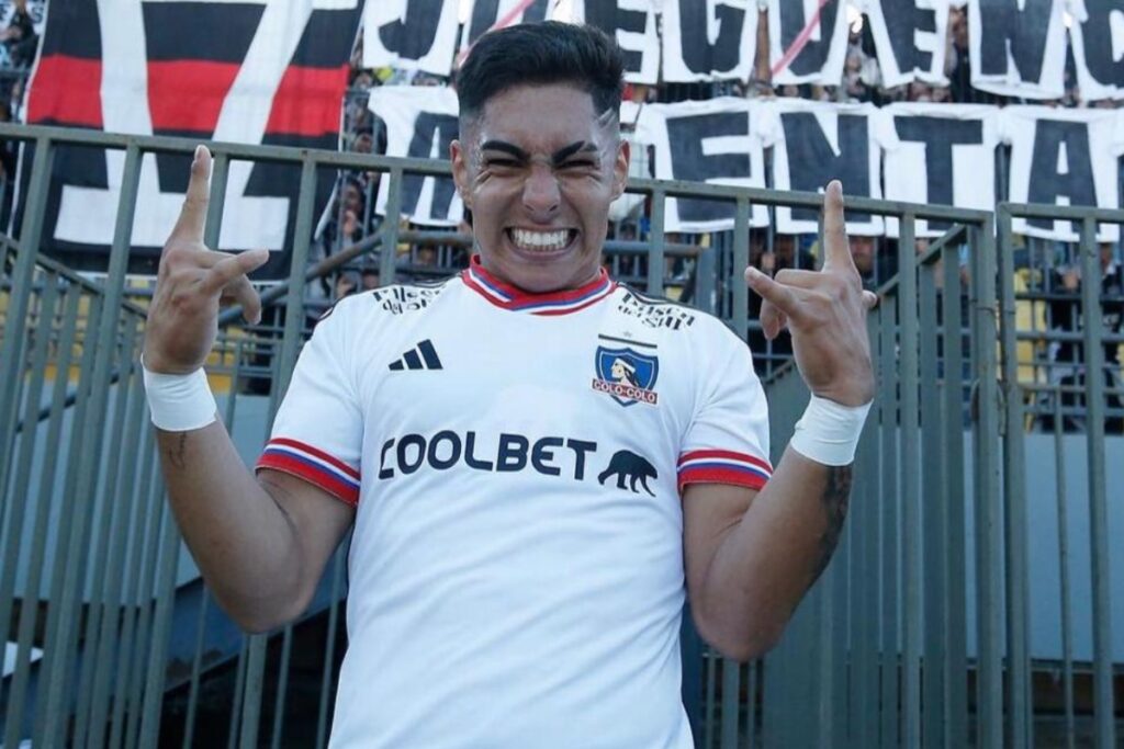 Jordhy Thompson con una cara de alegría usando camiseta de Colo-Colo