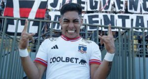 Jordhy Thompson con una cara de alegría usando camiseta de Colo-Colo
