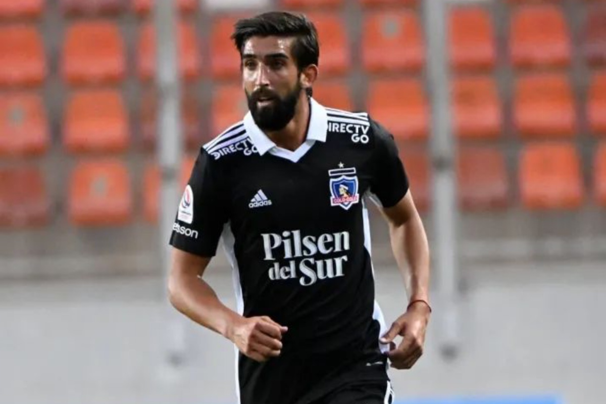 Emiliano Amor jugando por Colo-Colo con la camiseta negra