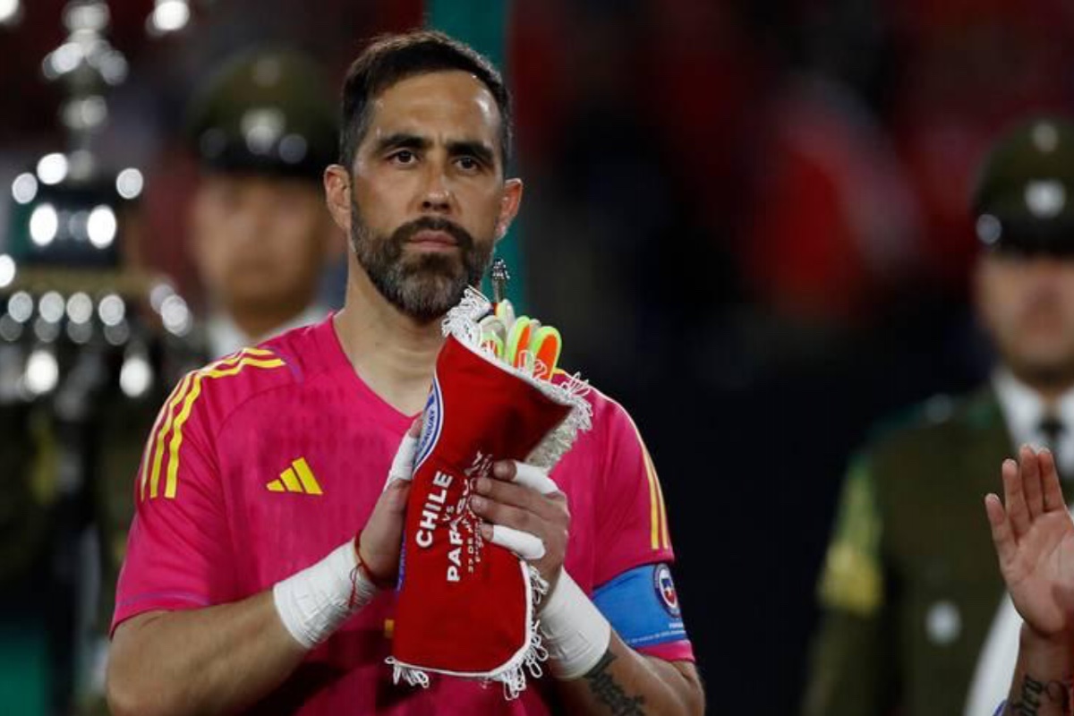 Claudio Bravo aplaudiendo con la camiseta de la Selección Chilena.