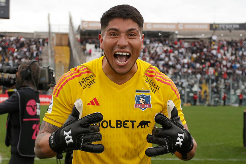 Brayan Cortés celebrando eufórico una nueva titularidad y el triunfo 1-0 de Colo-Colo sobre la UC por la Copa Chile 2023.