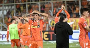 Jugadores de Cobreloa tomándose la cabeza
