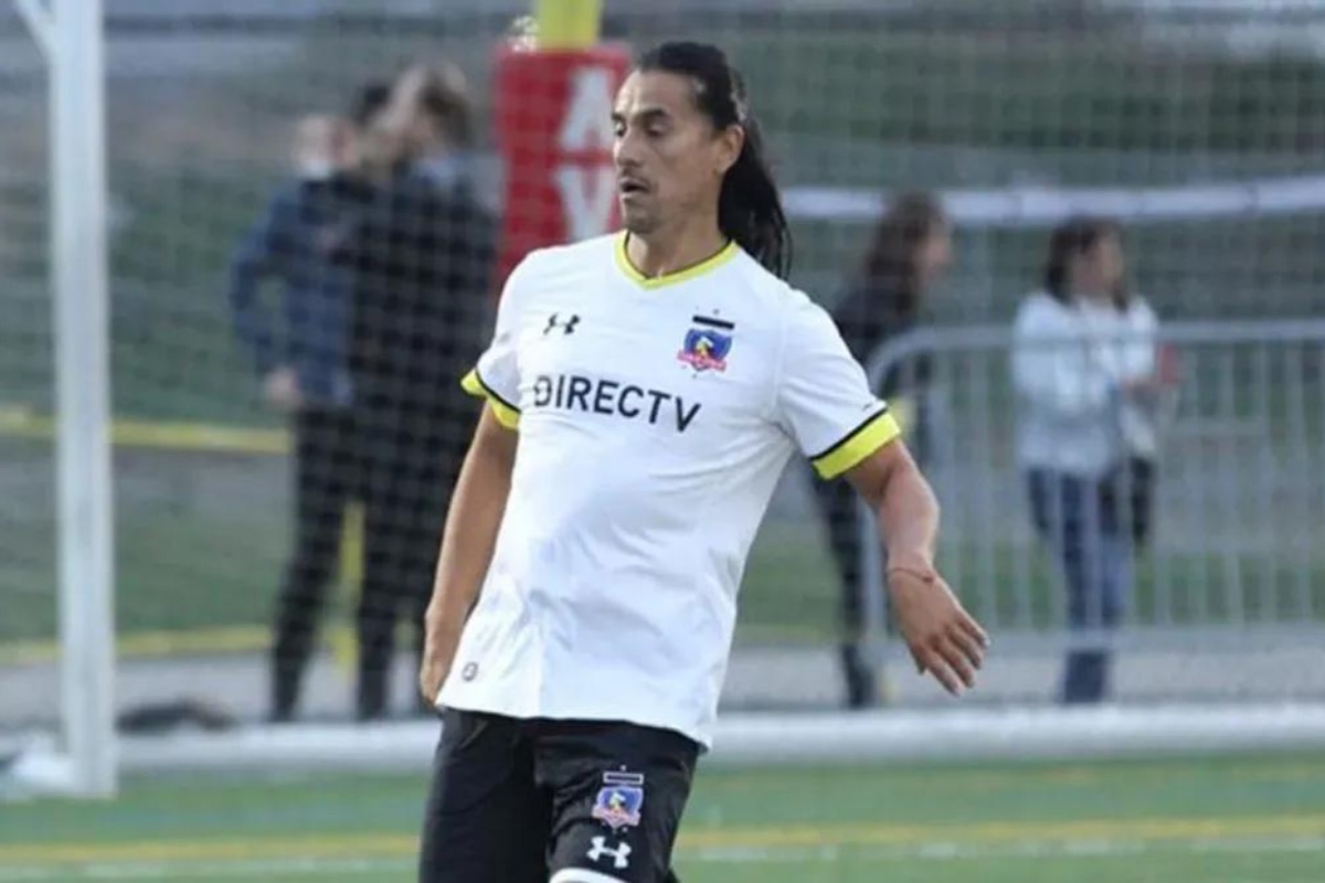 Gabriel Mendoza con camiseta de Colo-Colo