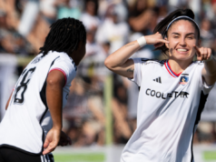 Javiera Grez celebra ante las cámaras una nueva anotación con la camiseta de Colo-Colo Femenino durante la temporada 2023.