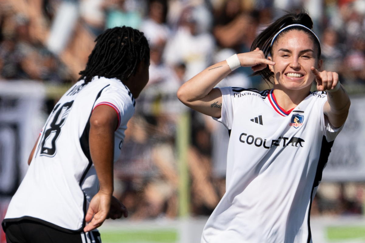 Javiera Grez celebra ante las cámaras una nueva anotación con la camiseta de Colo-Colo Femenino durante la temporada 2023.