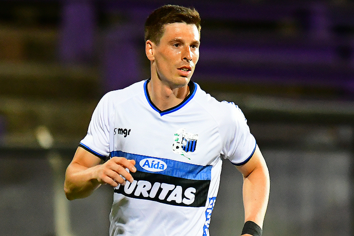 Santiago Romero disputando un partido.
