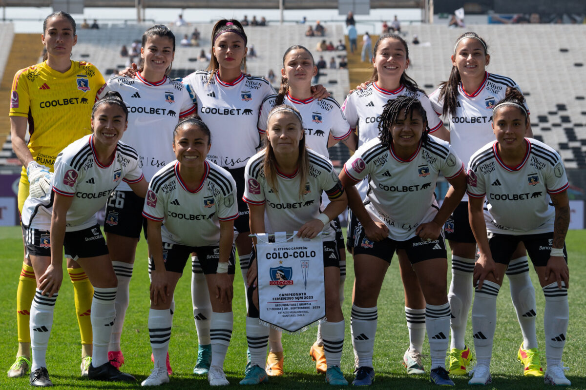Formación de Colo-Colo Femenino en el Estadio Monumental.
