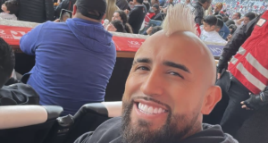 Arturo Vidal sonriente en su visita al Estadio Monumental.