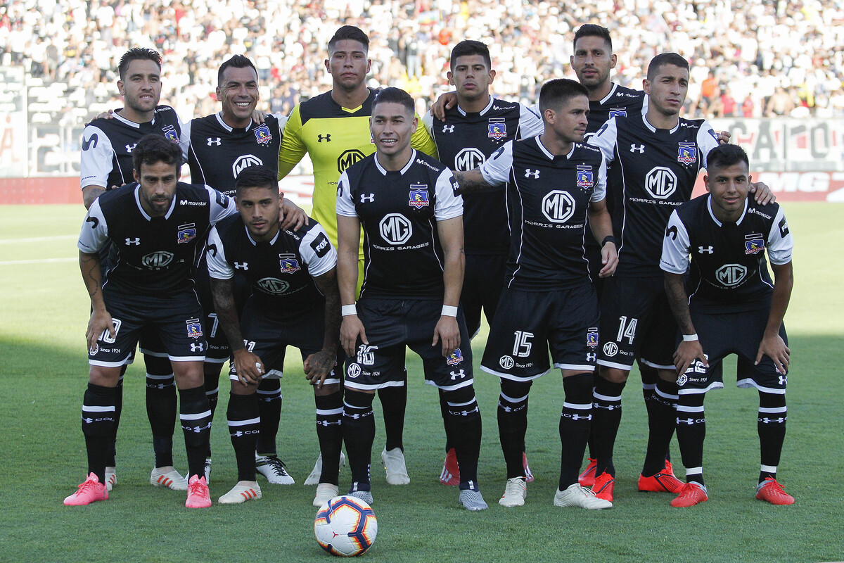 Jugadores de Colo-Colo posando para foto oficial.