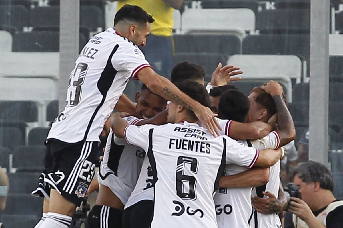 Jugadores de Colo-Colo celebrando.