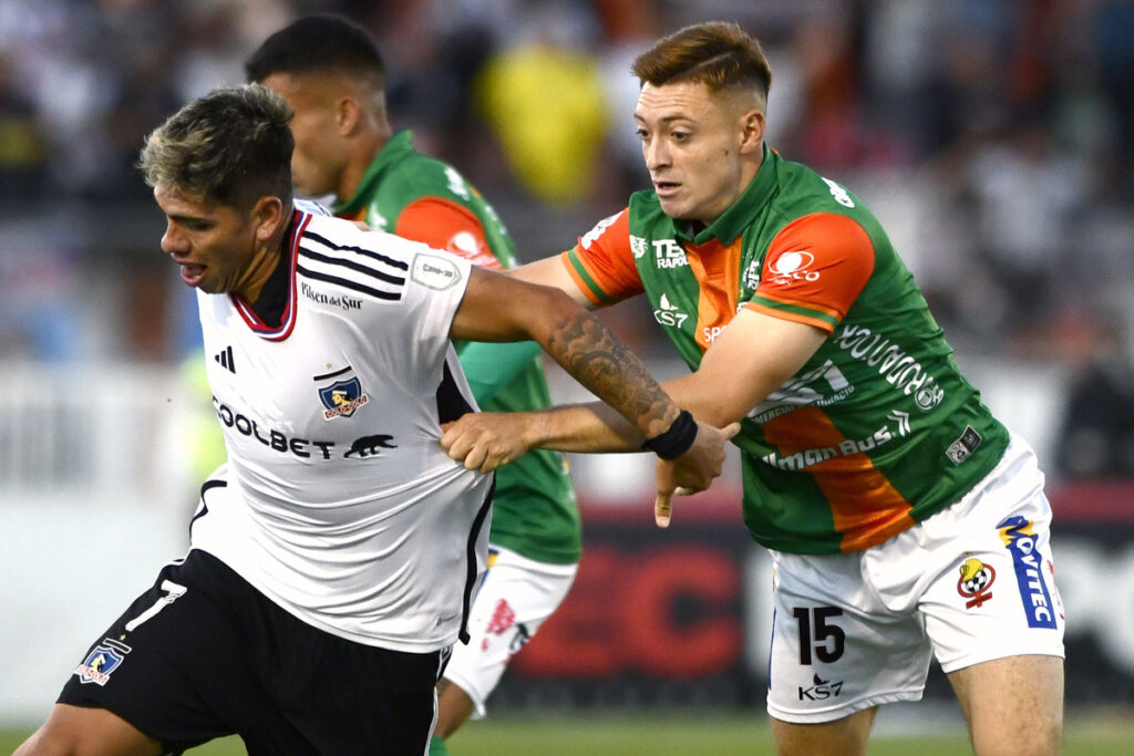 Jugadores de Colo-Colo y Cobresal disputando un balón.