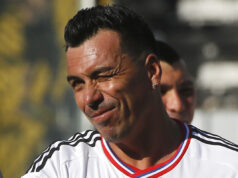 Esteban Paredes con un ojo cerrado.