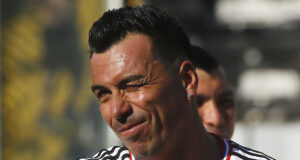 Esteban Paredes con un ojo cerrado.