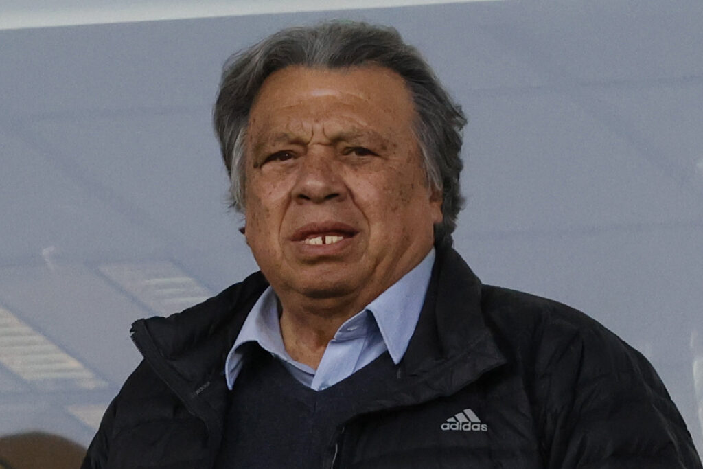 Elías Figueroa con cara de seriedad.