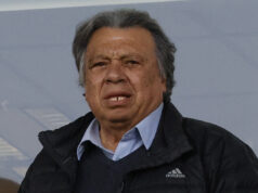 Elías Figueroa con cara de seriedad.