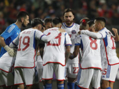 Jugadores de la Selección Chilena abrazados.
