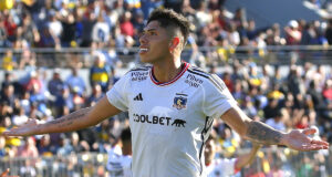 Carlos Palacios sonriendo con los brazos abiertos.