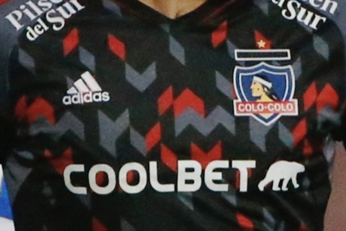 Primer plano a la camiseta negra alternativa de Colo-Colo durante la temporada 2023.