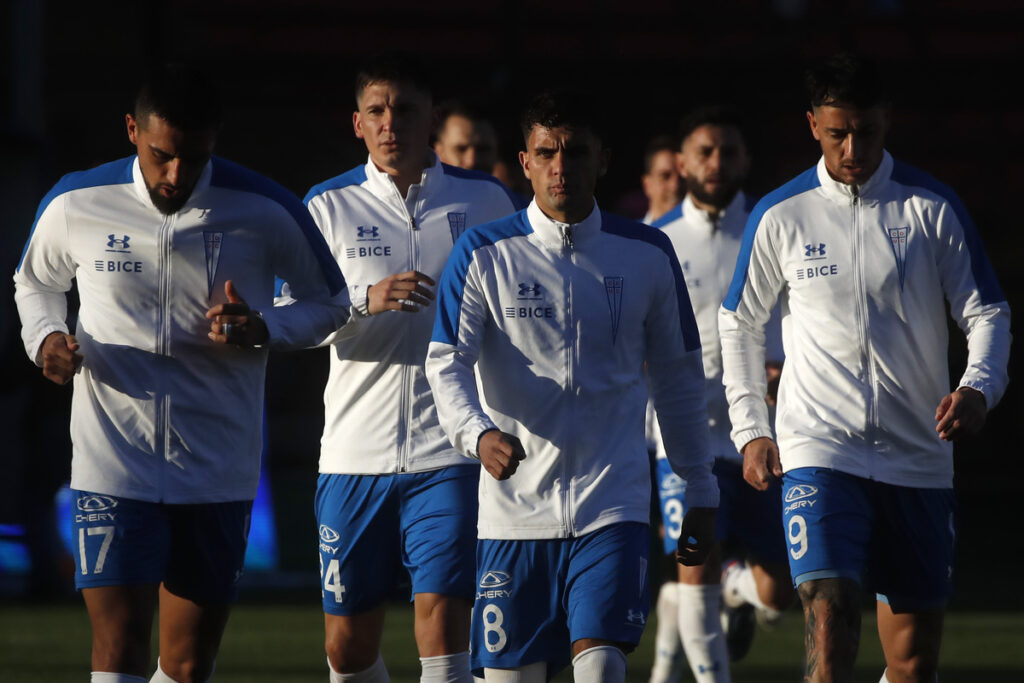 Jugadores de Universidad Católica saliendo a la cancha.