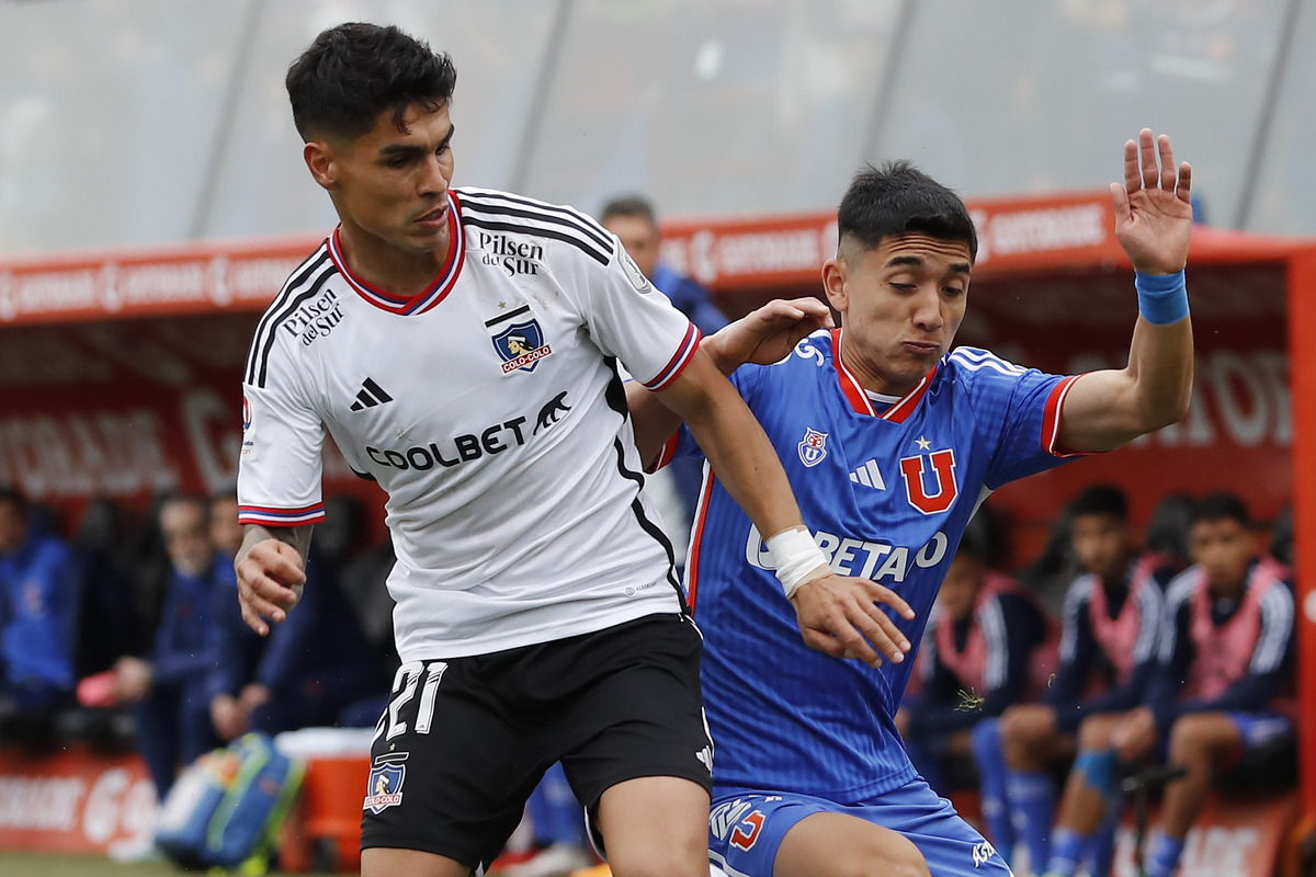 Jugadores de Colo-Colo y Universidad de Chile disputando un balón.