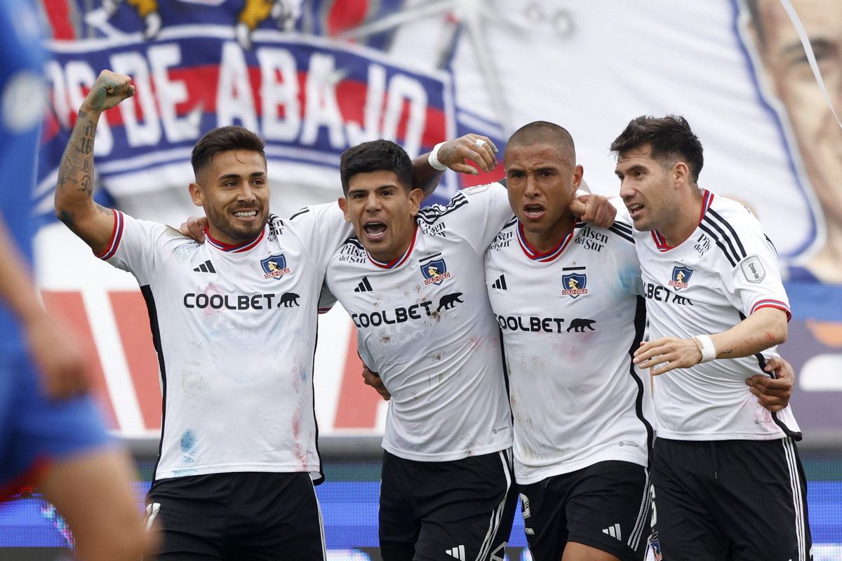 Leandro Benegas celebrando su gol frente a la Universidad de Chile en el Superclásico N°194.