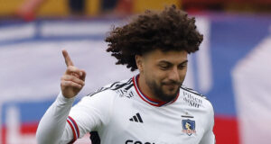 Maximiliano Falcón sonriendo con un dedo levantado.