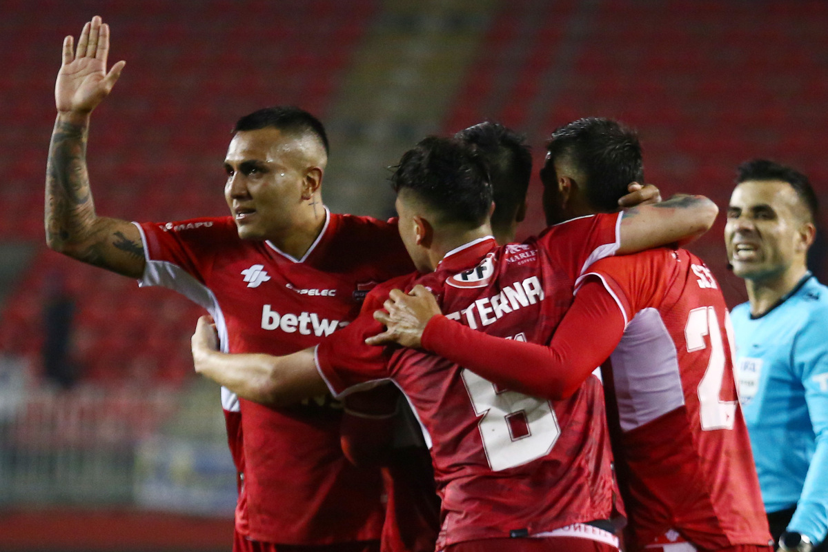 Jugadores de Ñublense abrazándose.