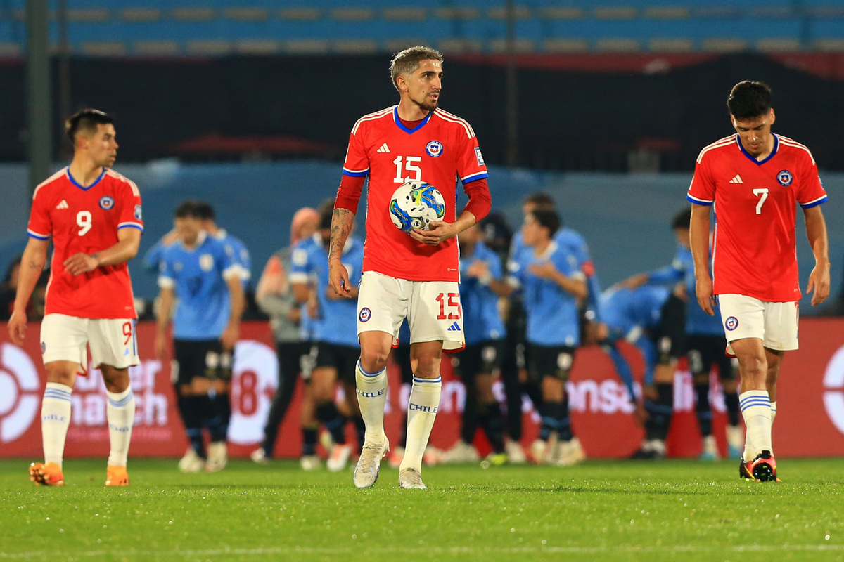 Jugadores de la Selección Chilena lamentándose.