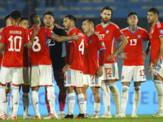 Jugadores de la Selección Chilena abrazándose.
