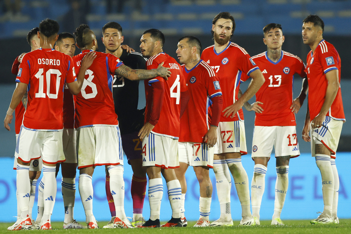 Jugadores de la Selección Chilena abrazándose.