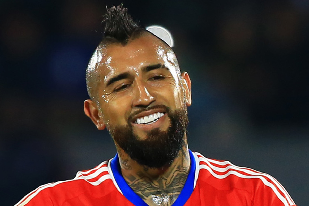 Arturo Vidal sonriendo en pleno partido con la camiseta de la Selección Chilena.