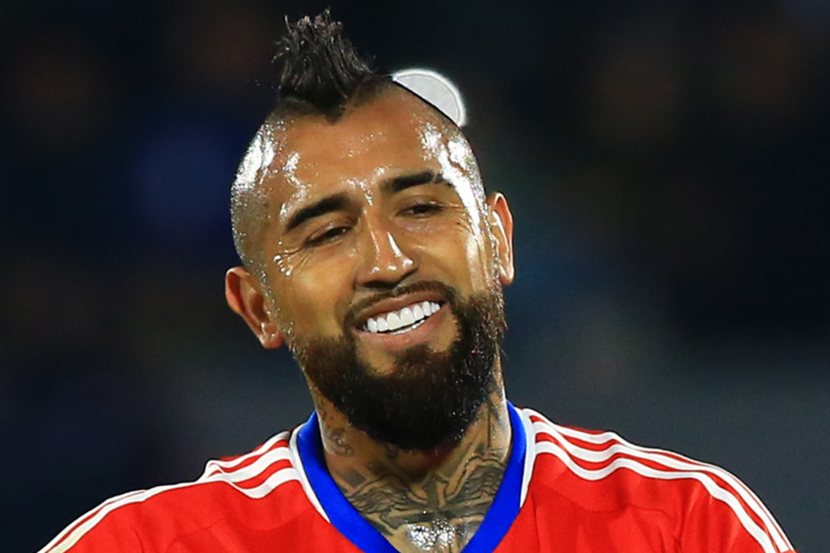 Arturo Vidal sonriendo en pleno partido con la camiseta de la Selección Chilena.