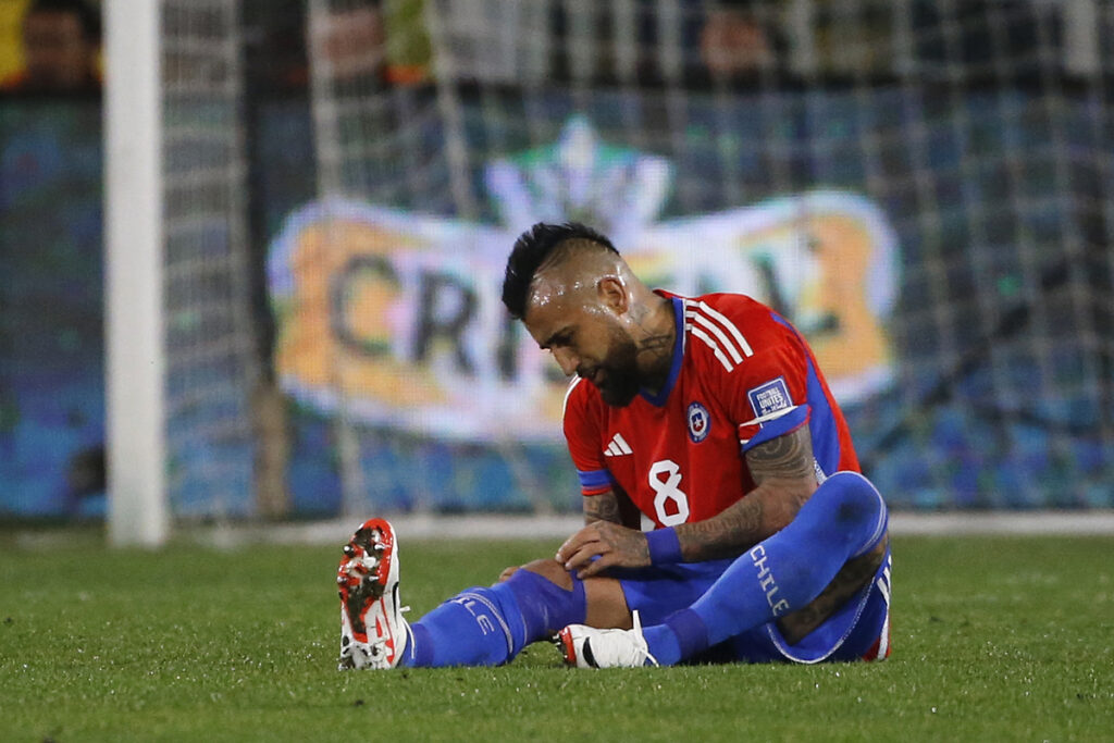 Arturo Vidal tras sufrir una lesión de rodilla con la Selección Chilena