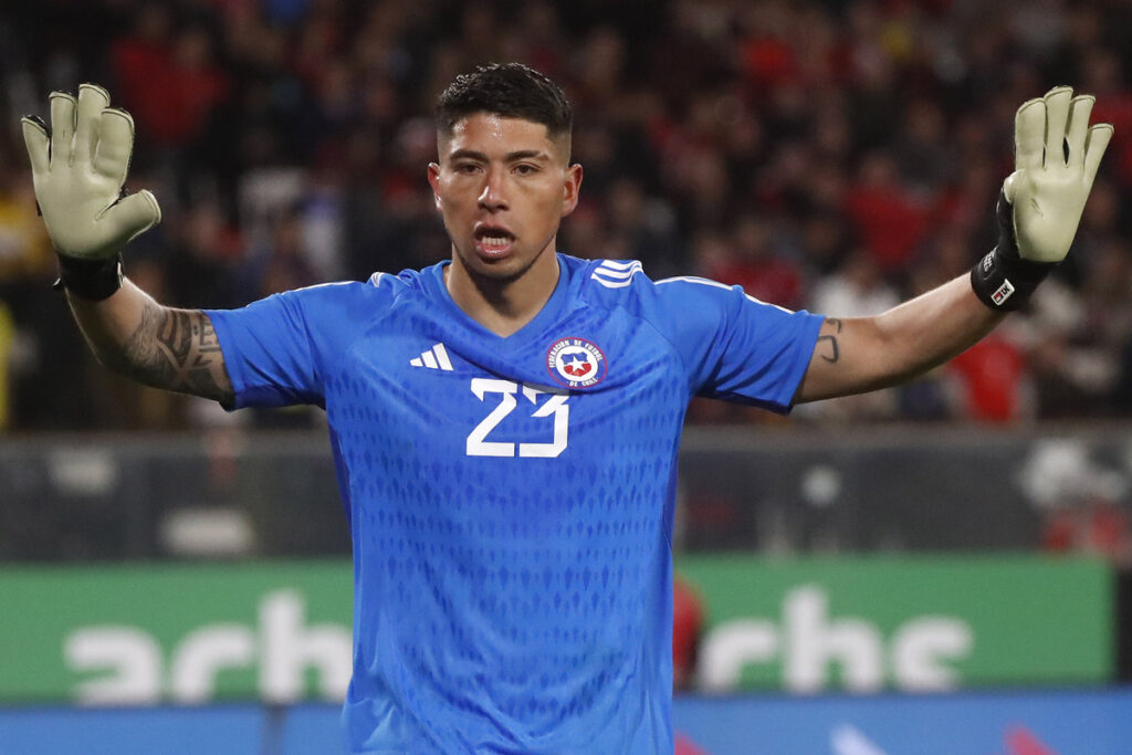 Brayan Cortés con la camiseta de la Selección Chilena con los brazos abiertos.