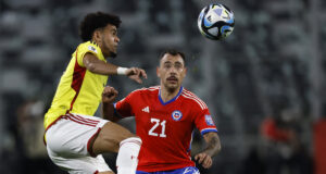 Matías Catalán disputando un duelo frente a Luis Díaz en el partido de Chile vs Colombia.
