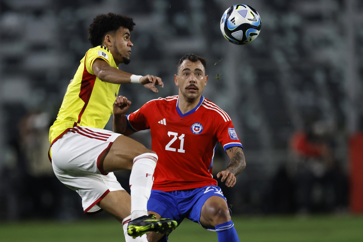 Matías Catalán disputando un duelo frente a Luis Díaz en el partido de Chile vs Colombia.