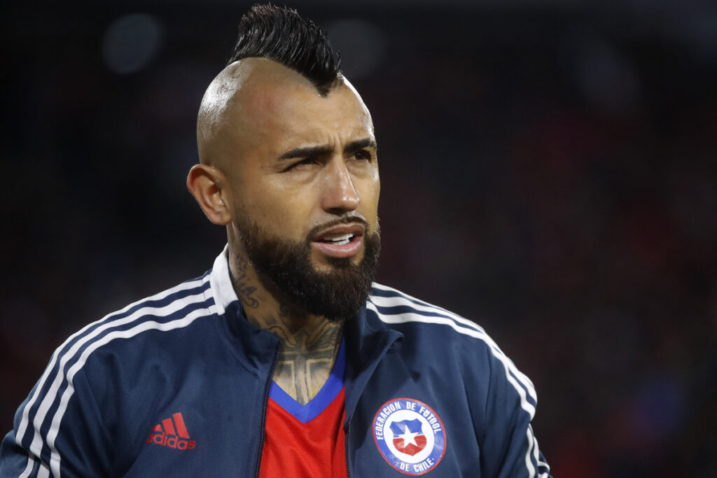 Arturo Vidal serio con indumentaria de la Selección Chilena.