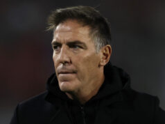 Eduardo Berizzo con mirada seria.