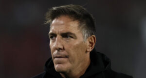 Eduardo Berizzo con mirada seria.