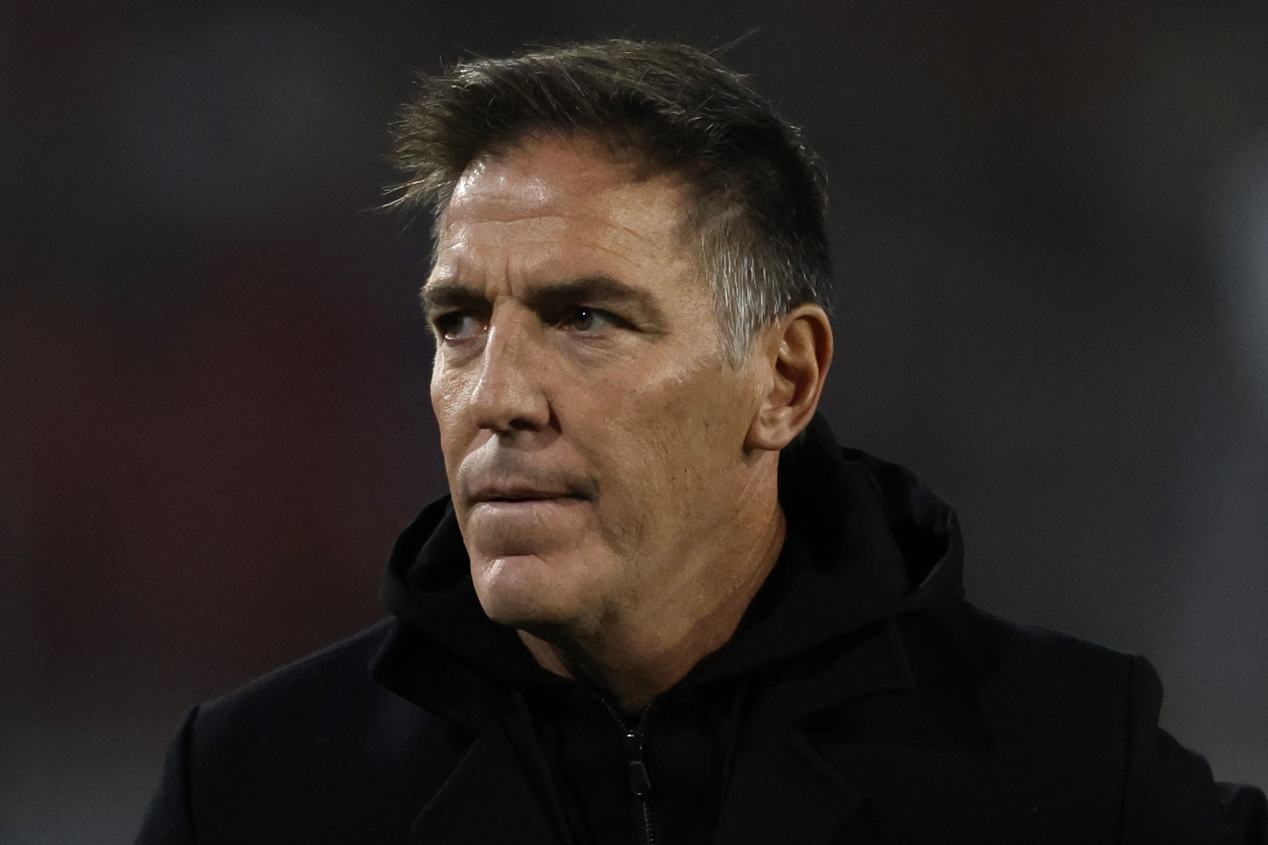 Eduardo Berizzo con mirada seria.