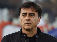 Gustavo Quinteros bastante serio durante la temporada 2023.