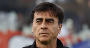 Gustavo Quinteros bastante serio durante la temporada 2023.