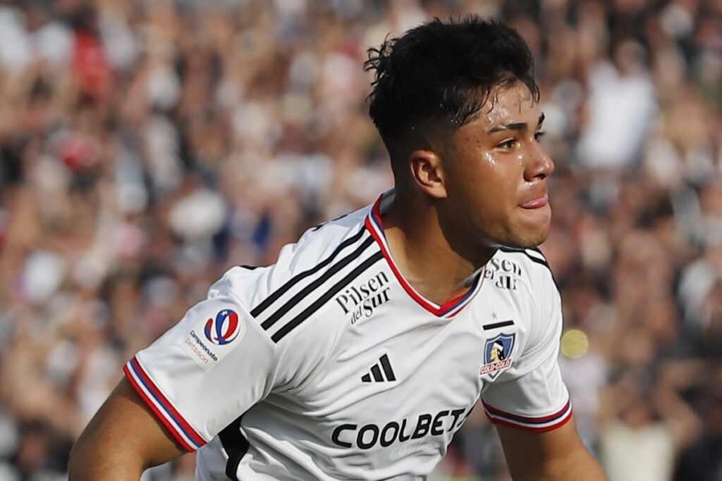 Damián Pizarro con la camiseta de Colo-Colo.