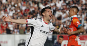César Fuentes celebrando un gol.