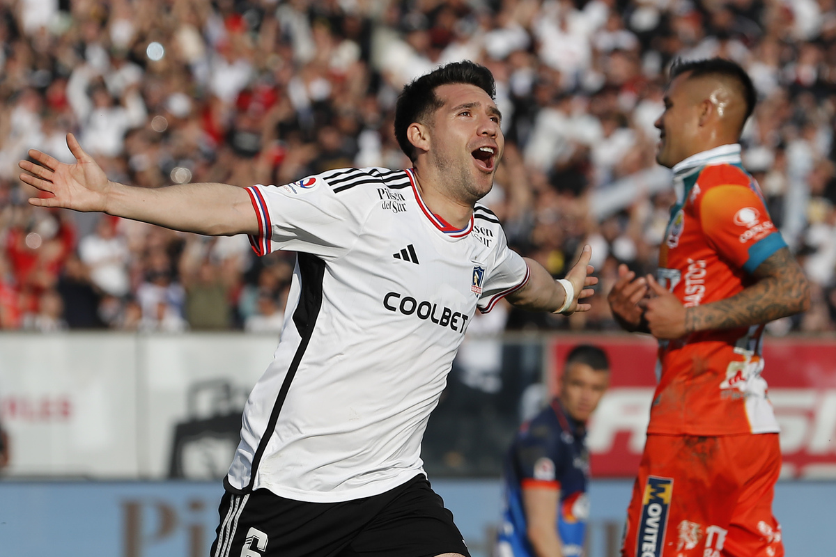 César Fuentes celebrando un gol.