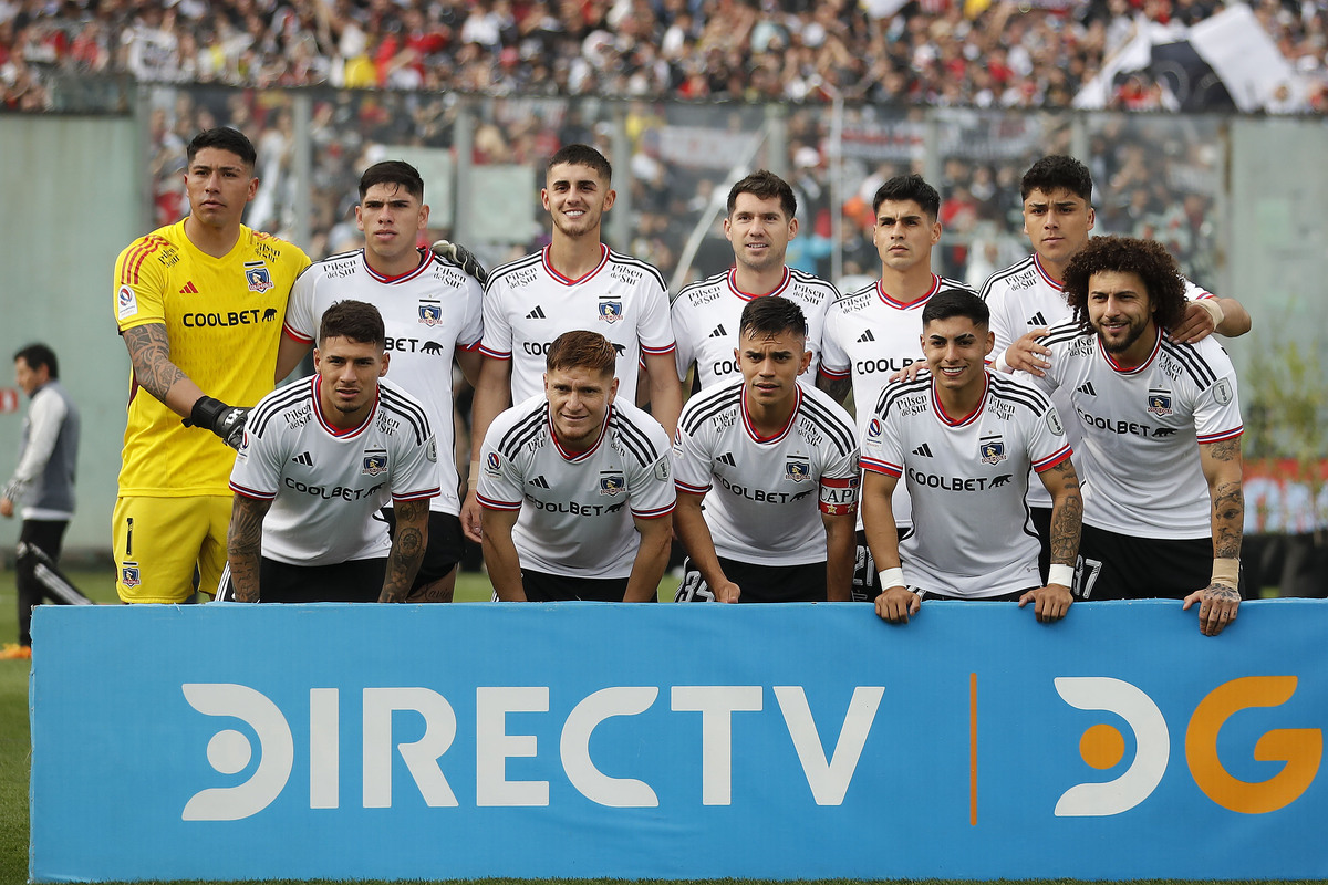 Jugadores de Colo-Colo en la foto oficial antes de un partido.