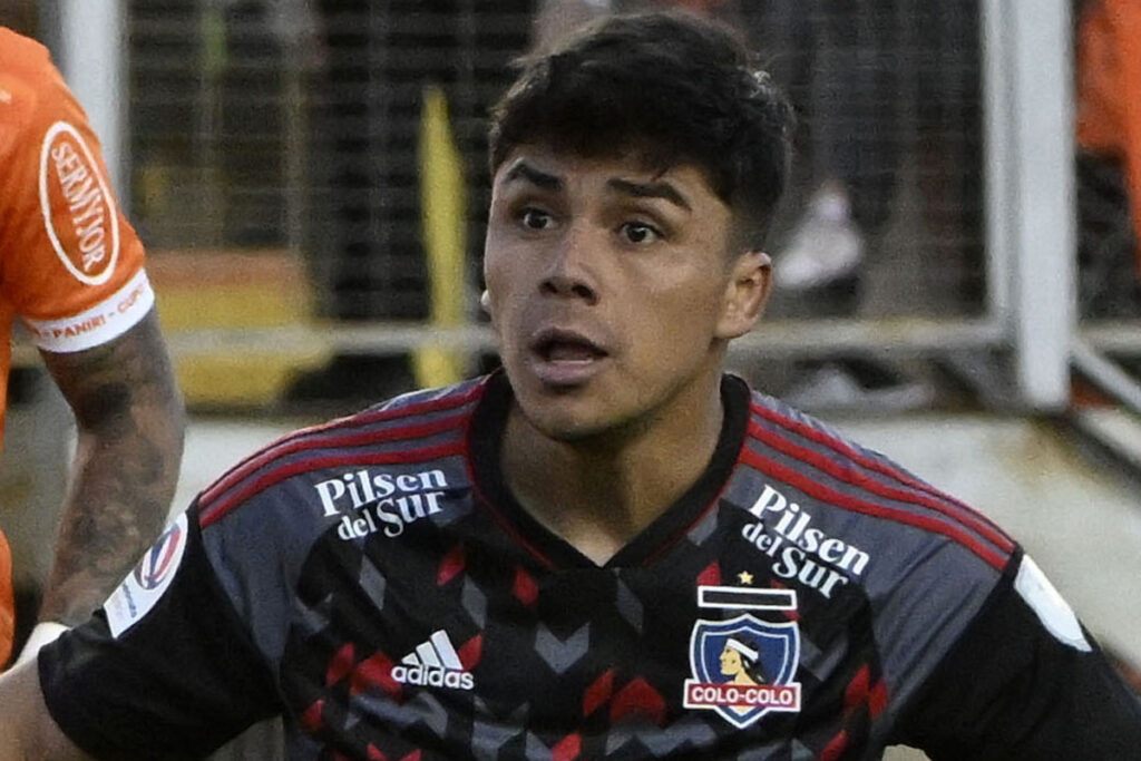 Damián Pizarro con la camiseta de Colo-Colo.