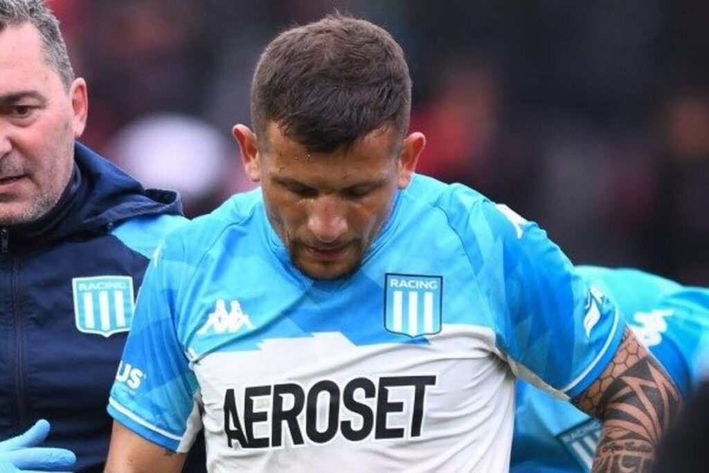 Emiliano Vecchio lamentándose con la camiseta de Racing de Avellaneda.