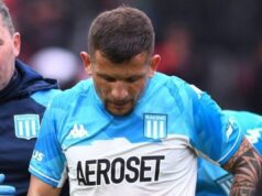 Emiliano Vecchio lamentándose con la camiseta de Racing de Avellaneda.